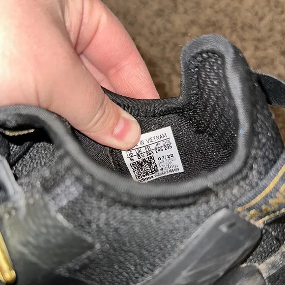 Adidas Black/gold NMD’s_R1 V2