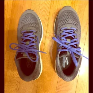 Brooks Dyad 10 Gray Sneakers Blue Trim Women’s Size 8.5M GUC