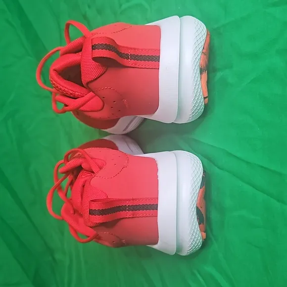 Under Armmour UA Charged Assert 10 sneakers