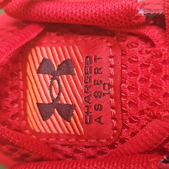 Under Armmour UA Charged Assert 10 sneakers