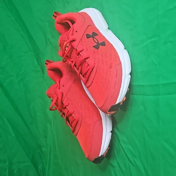 Under Armmour UA Charged Assert 10 sneakers